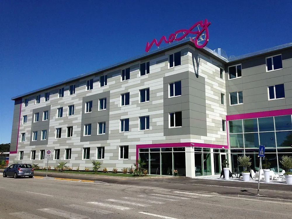 Отель Moxy Milan Malpensa Airport Казе-Нуове 3*,