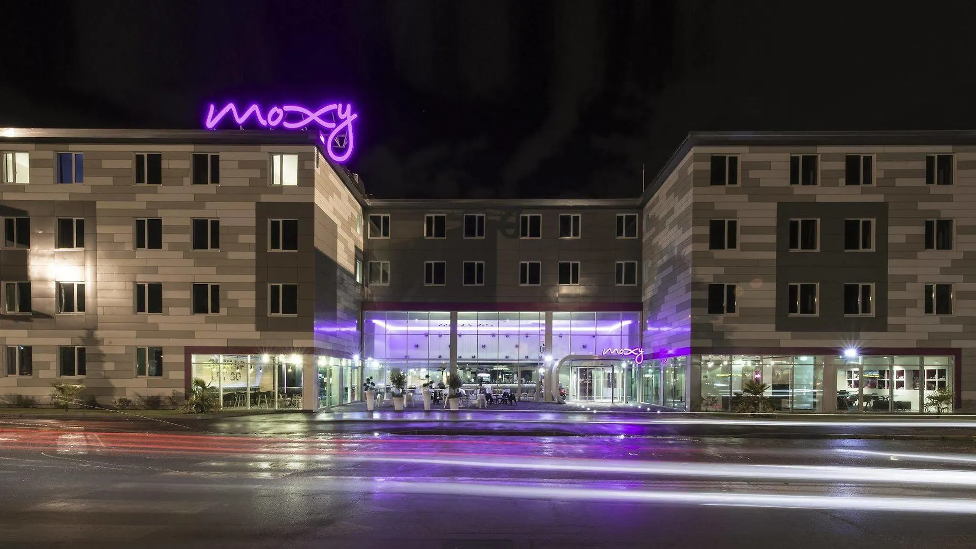 Отель Moxy Milan Malpensa Airport Казе-Нуове Италия