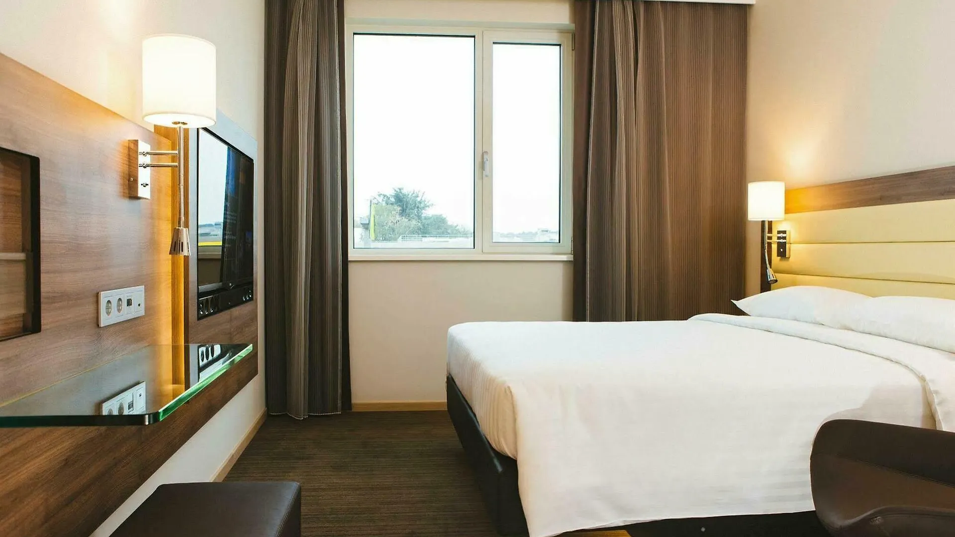 Отель Moxy Milan Malpensa Airport Казе-Нуове
