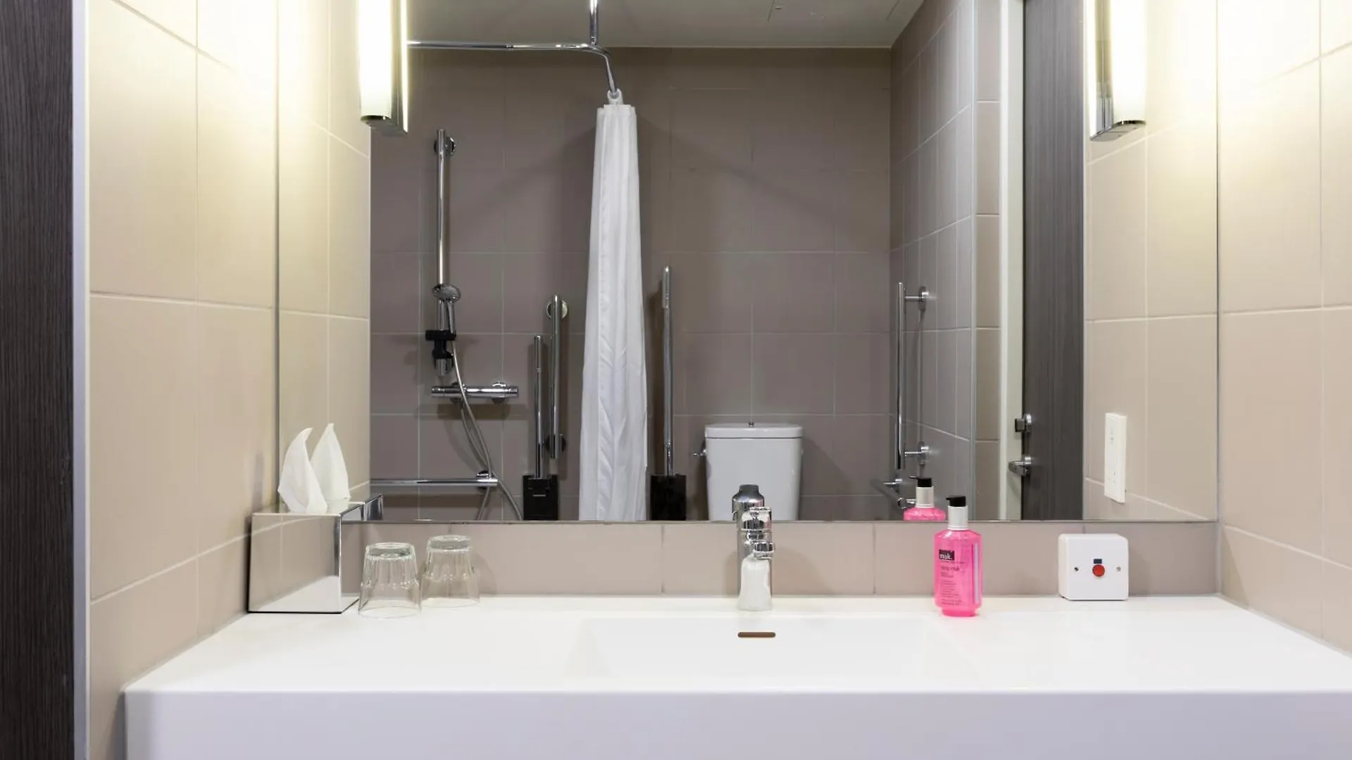 Moxy Milan Malpensa Airport Hotel Case Nuove